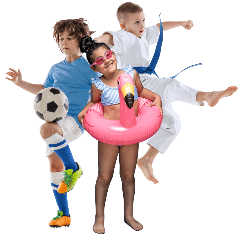 Niños jugando: uno con balón de fútbol, otro practicando artes marciales y una niña con flotador en forma de flamenco.