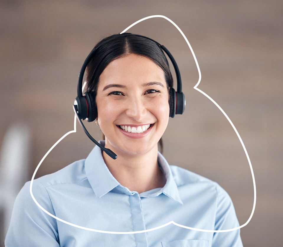 Mujer sonriente con auriculares, vestida con camisa azul, en un entorno de oficina con fondo difuso.